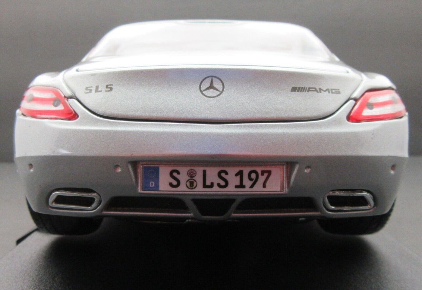 Mercedes-Benz SLS AMG ~ Silver ~  1:18 Die Cast Car ~ Maisto