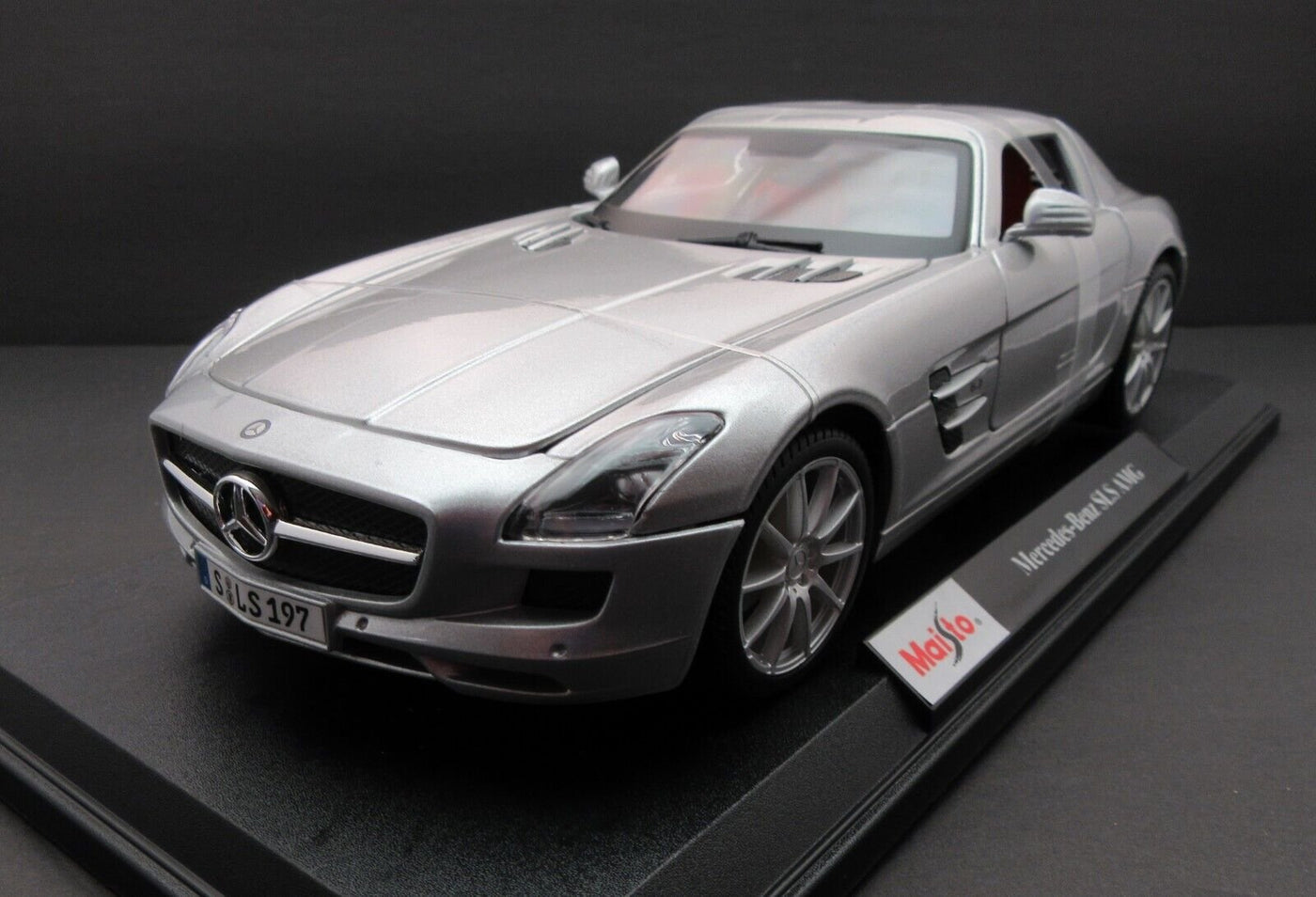 Mercedes-Benz SLS AMG ~ Silver ~  1:18 Die Cast Car ~ Maisto